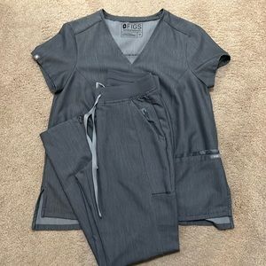 Figs women’s Alwar slim fit cargo scrub pants and Gaya five pocket scrub top